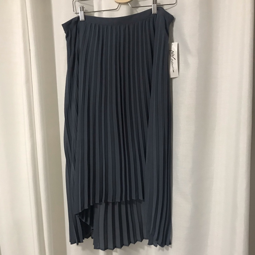 Pleated hi-low skirt